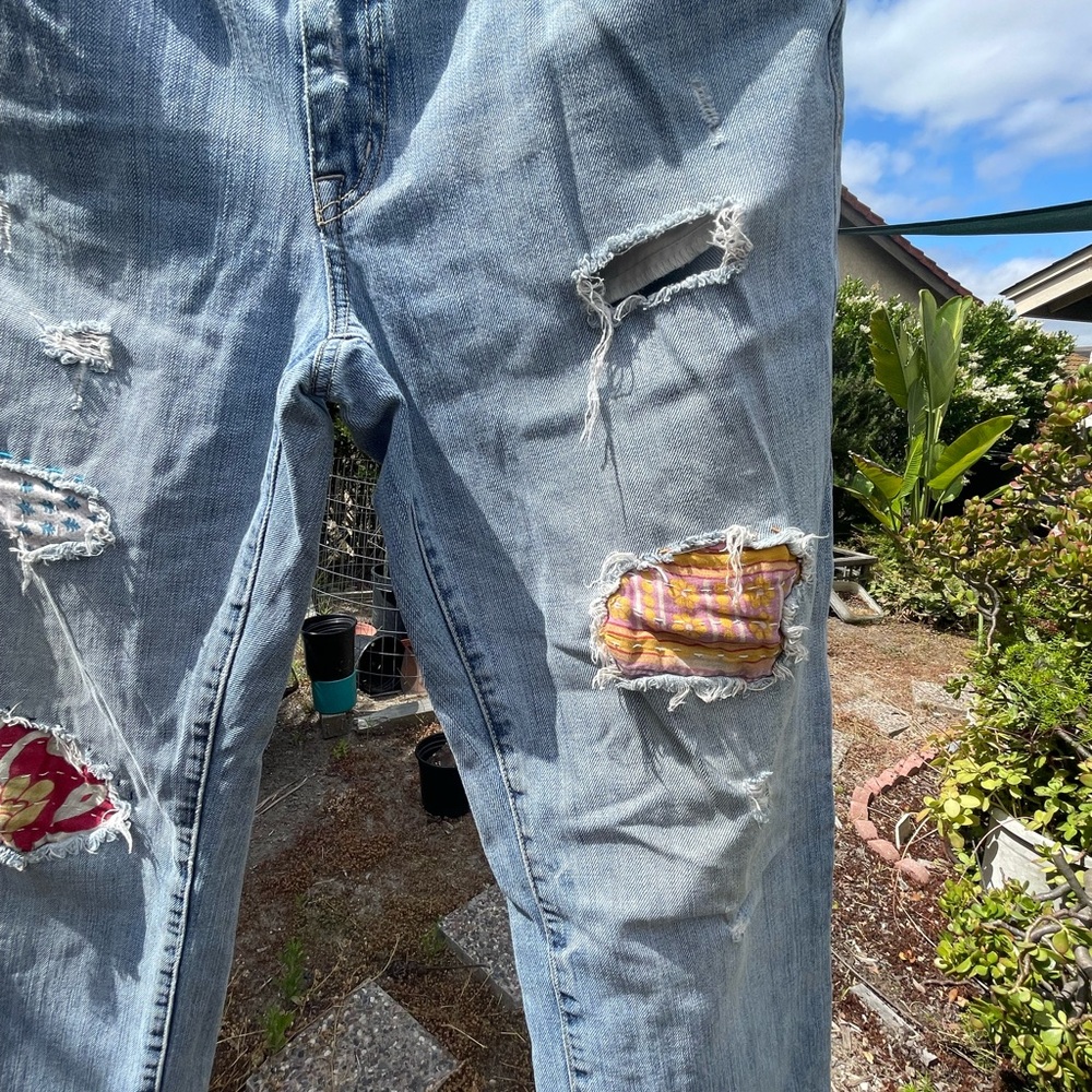 American Eagle- boy fit Capri length jeans with boho hippy patches